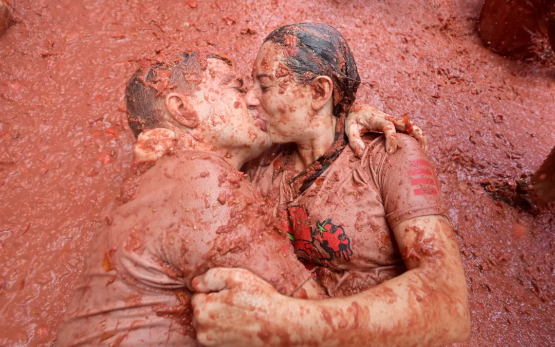 Фестиваль La Tomatina 2025 в Іспанії: учасники кидають 120 000 кг помідорів, ювілей 80 років, Буньоль, Валенсія